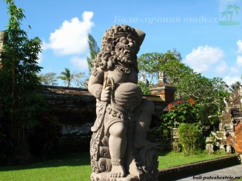 Статуя божества в саду главного храма на Бали