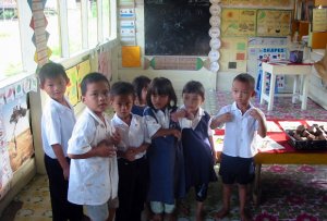 В школу дети ходят босиком, но обучение частично идет на английском языке