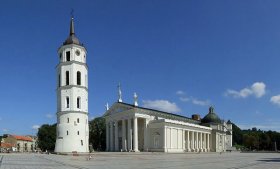 Вас ждёт прогулка по центральным улицам города, основные из которых ведут к знаменитой колокольне на Кафедральной площади – символу Вильнюса.